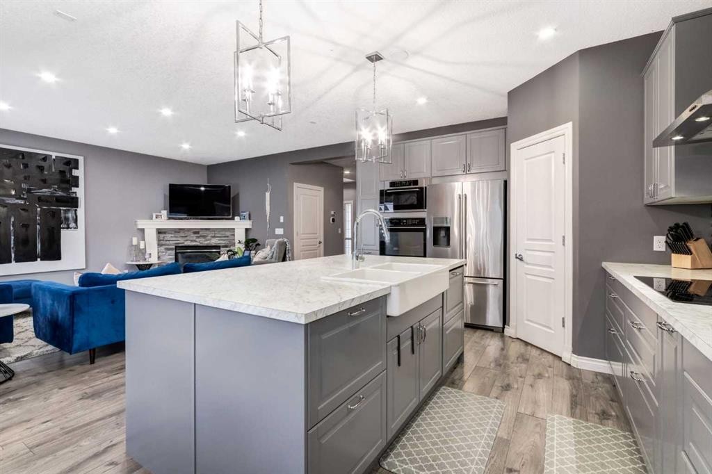 107 Evansbrooke Manor Nw, Calgary, AB - Indoor Photo Showing Kitchen With Upgraded Kitchen