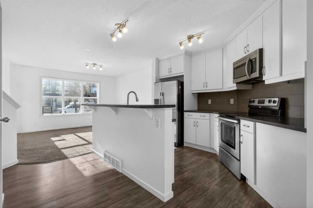 512 Evanston Drive Nw, Calgary, AB - Indoor Photo Showing Kitchen