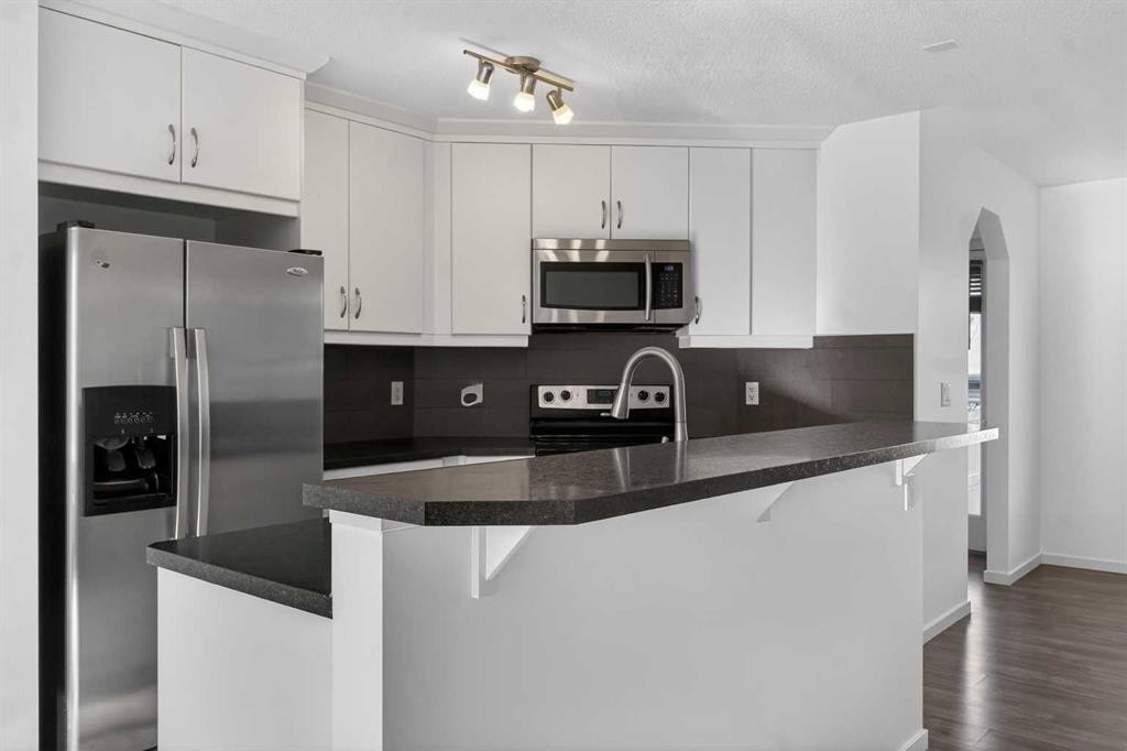 512 Evanston Drive Nw, Calgary, AB - Indoor Photo Showing Kitchen With Upgraded Kitchen