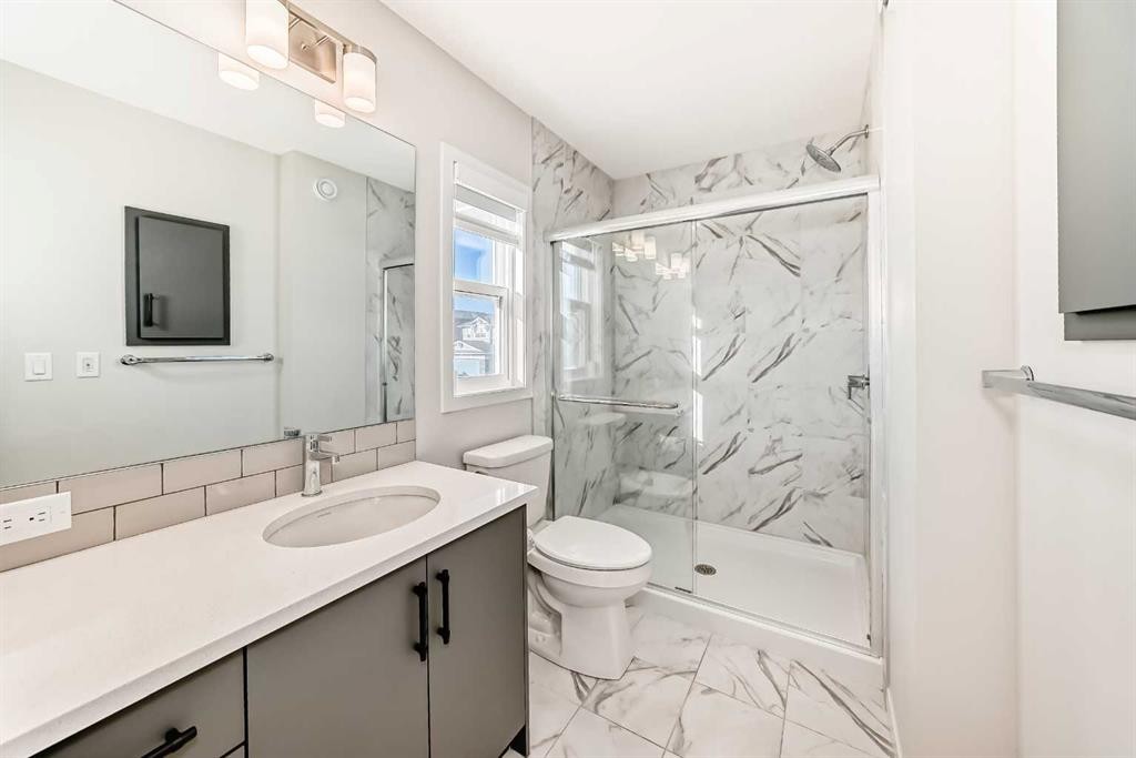 535 Tekarra Drive Nw, Calgary, AB - Indoor Photo Showing Bathroom