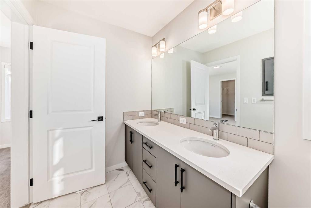 535 Tekarra Drive Nw, Calgary, AB - Indoor Photo Showing Bathroom