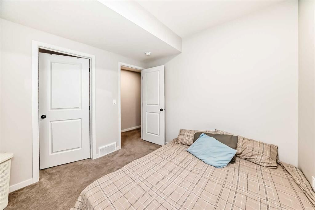 535 Tekarra Drive Nw, Calgary, AB - Indoor Photo Showing Bedroom