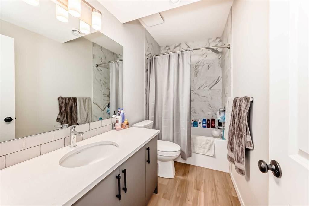 535 Tekarra Drive Nw, Calgary, AB - Indoor Photo Showing Bathroom