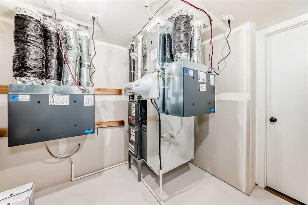 535 Tekarra Drive Nw, Calgary, AB - Indoor Photo Showing Other Room