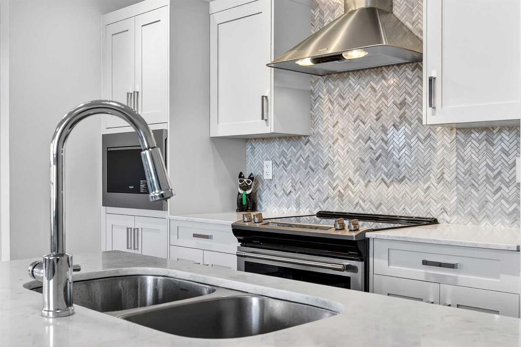 218-30 Walgrove Walk Se, Calgary, AB - Indoor Photo Showing Kitchen With Double Sink With Upgraded Kitchen