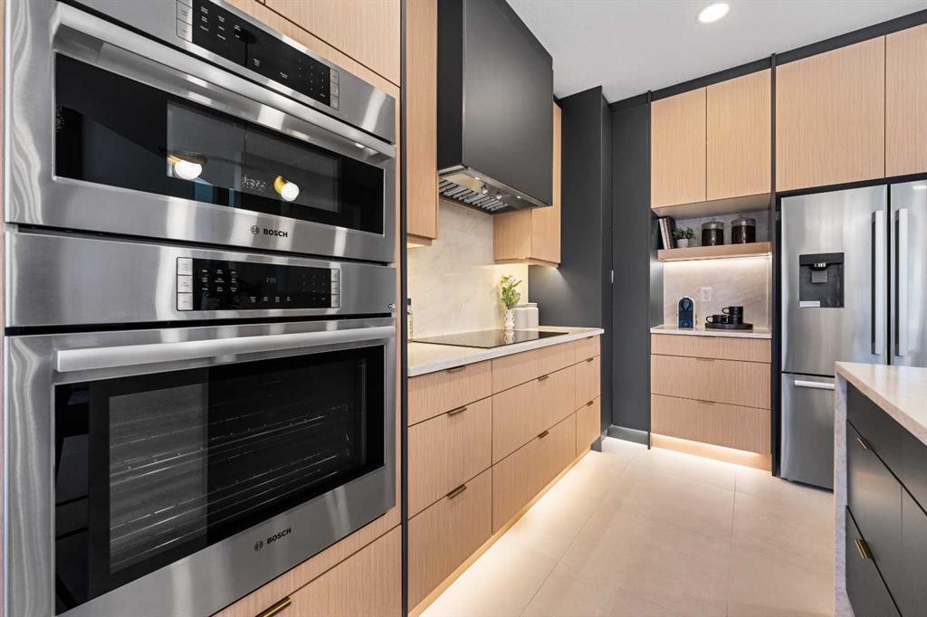 125 Discovery Place Sw, Calgary, AB - Indoor Photo Showing Kitchen With Stainless Steel Kitchen