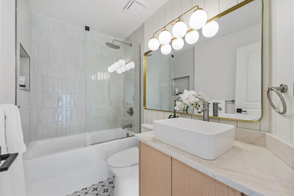 125 Discovery Place Sw, Calgary, AB - Indoor Photo Showing Bathroom