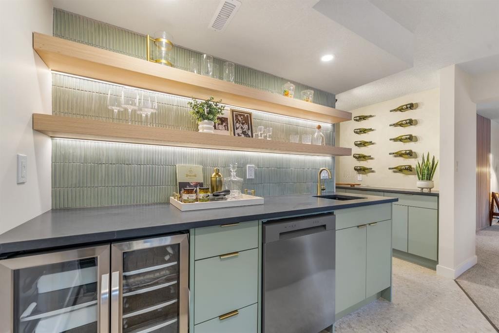 125 Discovery Place Sw, Calgary, AB - Indoor Photo Showing Kitchen