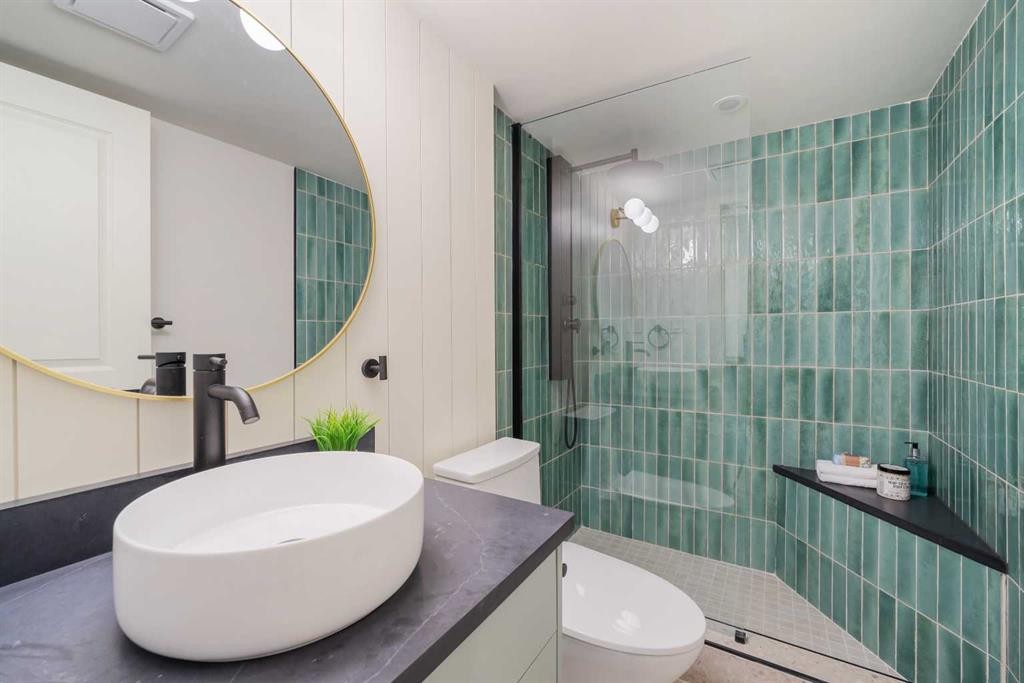 125 Discovery Place Sw, Calgary, AB - Indoor Photo Showing Bathroom