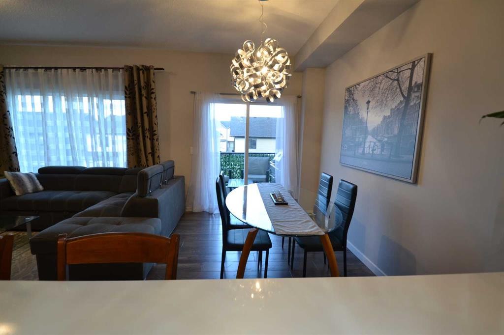 613 Hillcrest Road Sw, Airdrie, AB - Indoor Photo Showing Dining Room