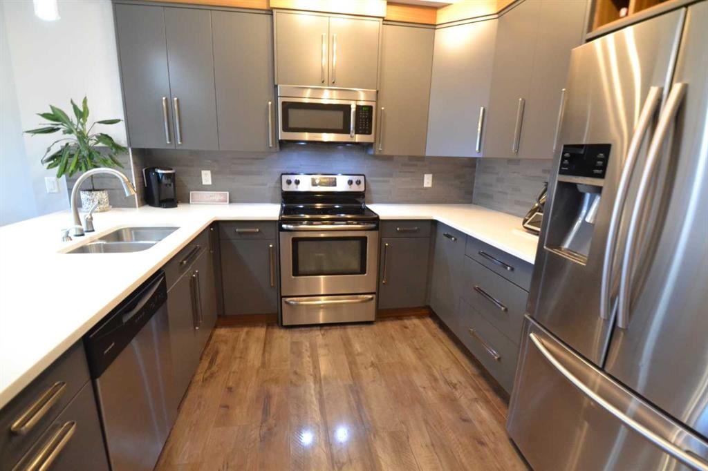 613 Hillcrest Road Sw, Airdrie, AB - Indoor Photo Showing Kitchen With Stainless Steel Kitchen With Double Sink With Upgraded Kitchen