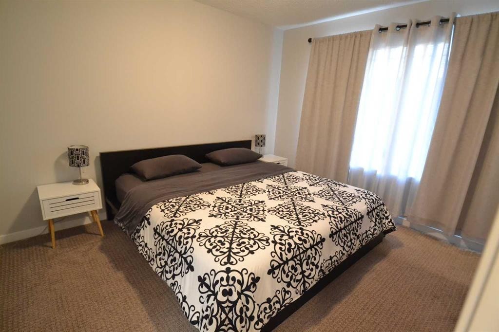 613 Hillcrest Road Sw, Airdrie, AB - Indoor Photo Showing Bedroom