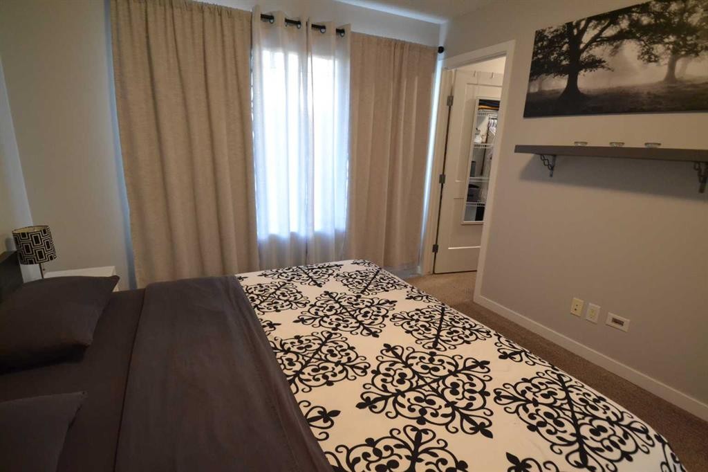 613 Hillcrest Road Sw, Airdrie, AB - Indoor Photo Showing Bedroom