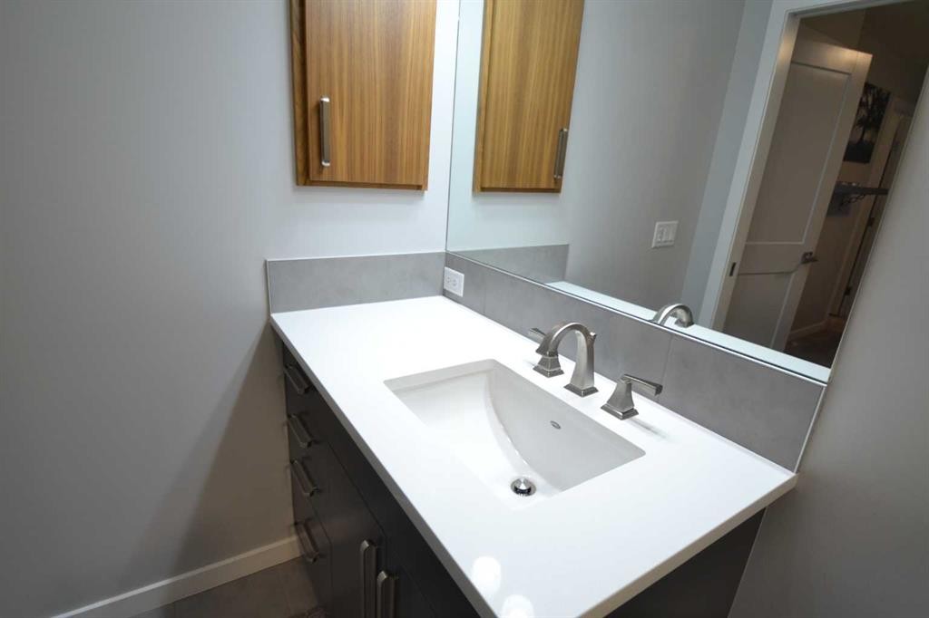 613 Hillcrest Road Sw, Airdrie, AB - Indoor Photo Showing Bathroom