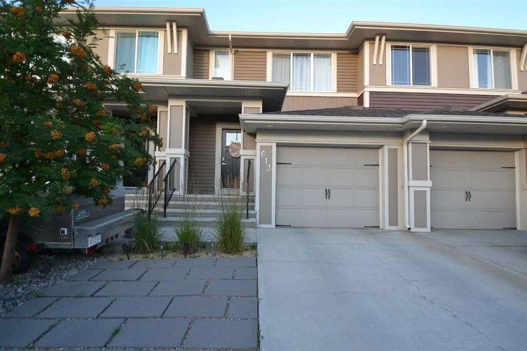 613 Hillcrest Road Sw, Airdrie, AB - Outdoor With Facade