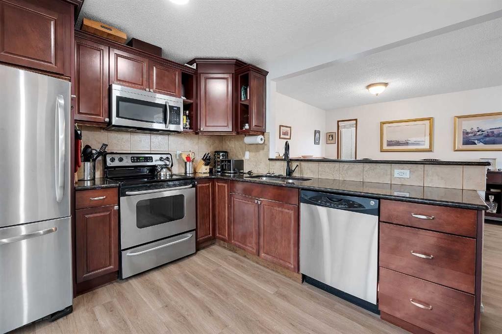 192 Rivercrest Close Se, Calgary, AB - Indoor Photo Showing Kitchen