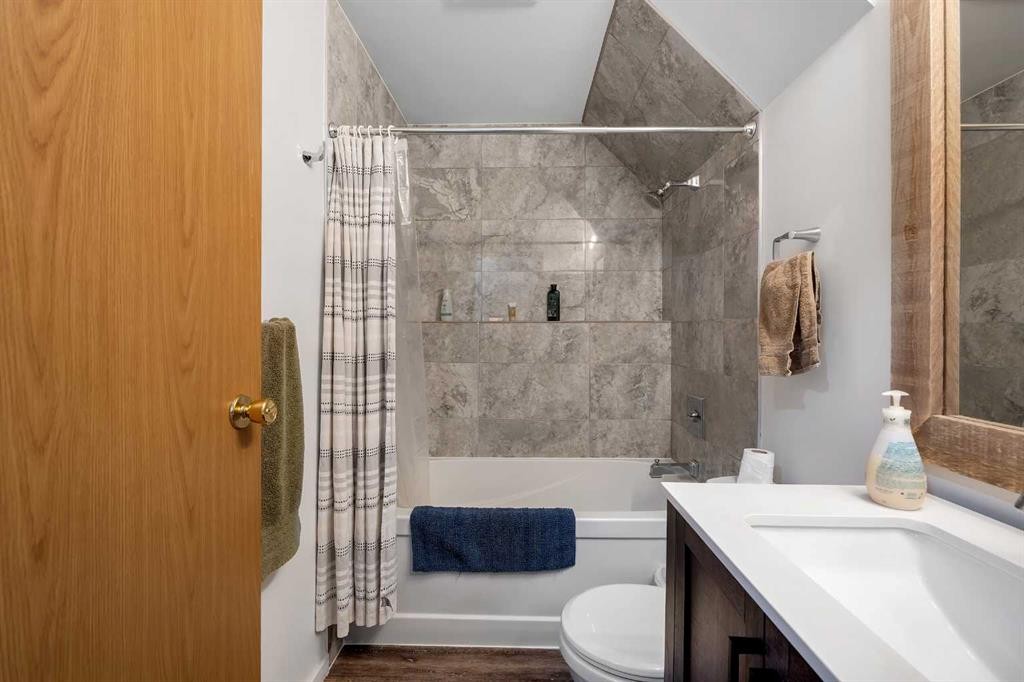 192 Rivercrest Close Se, Calgary, AB - Indoor Photo Showing Bathroom