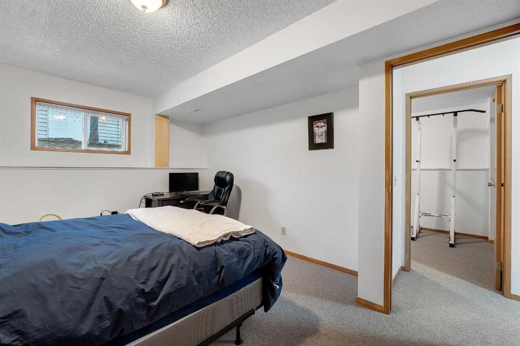 192 Rivercrest Close Se, Calgary, AB - Indoor Photo Showing Bedroom