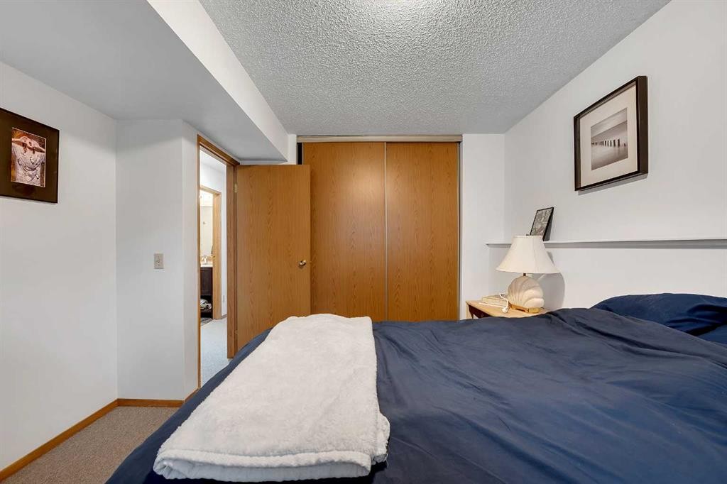 192 Rivercrest Close Se, Calgary, AB - Indoor Photo Showing Bedroom