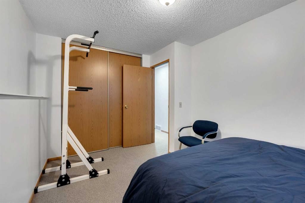 192 Rivercrest Close Se, Calgary, AB - Indoor Photo Showing Bedroom