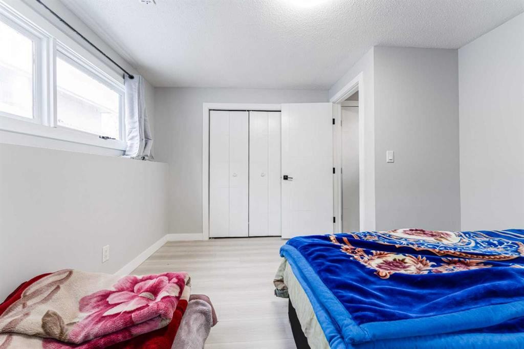 6420 26 Avenue Ne, Calgary, AB - Indoor Photo Showing Bedroom