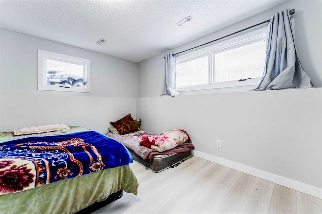 6420 26 Avenue Ne, Calgary, AB - Indoor Photo Showing Bedroom