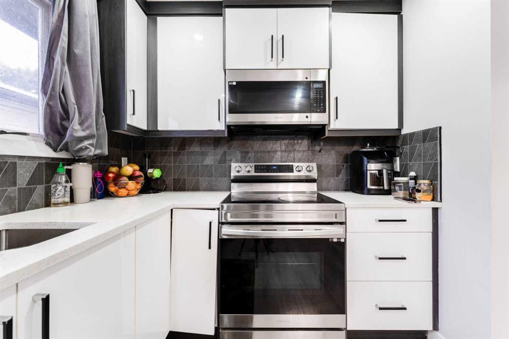 6420 26 Avenue Ne, Calgary, AB - Indoor Photo Showing Kitchen