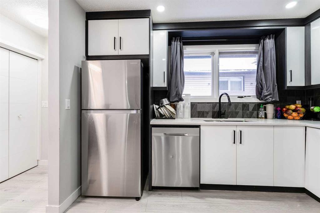 6420 26 Avenue Ne, Calgary, AB - Indoor Photo Showing Kitchen