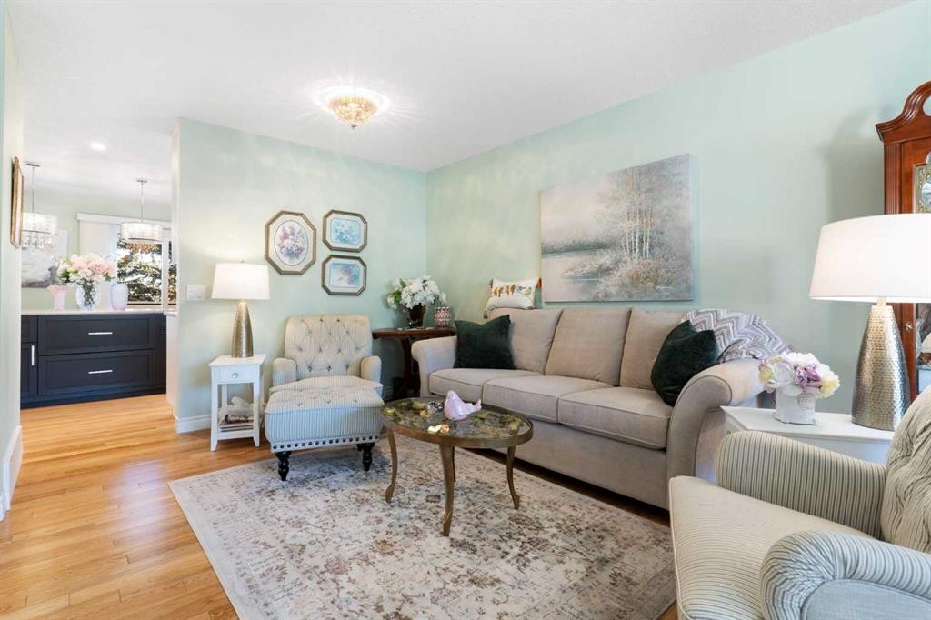 34-118 Strathcona Road, Calgary, AB - Indoor Photo Showing Living Room