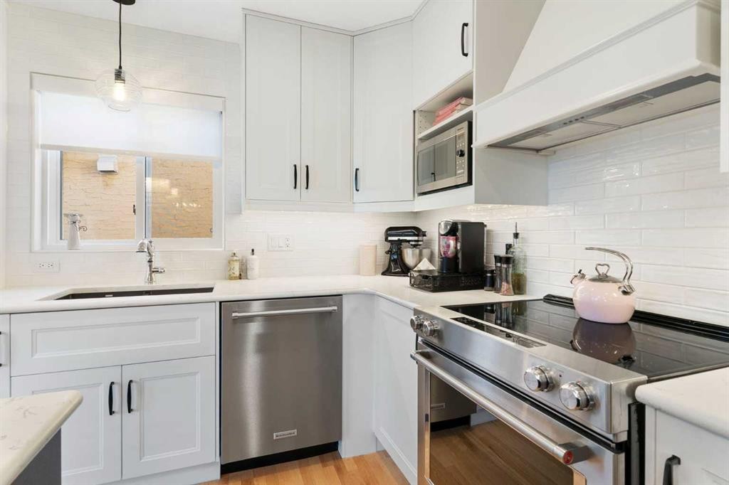 34-118 Strathcona Road, Calgary, AB - Indoor Photo Showing Kitchen With Upgraded Kitchen
