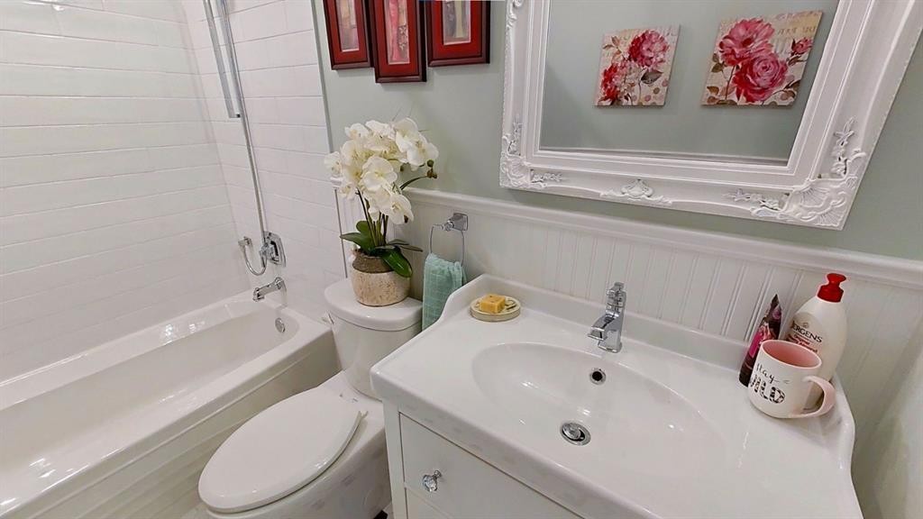 34-118 Strathcona Road, Calgary, AB - Indoor Photo Showing Bathroom