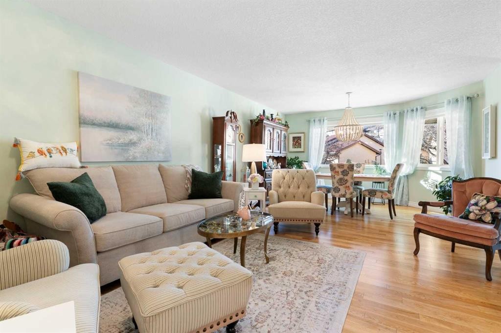 34-118 Strathcona Road, Calgary, AB - Indoor Photo Showing Living Room