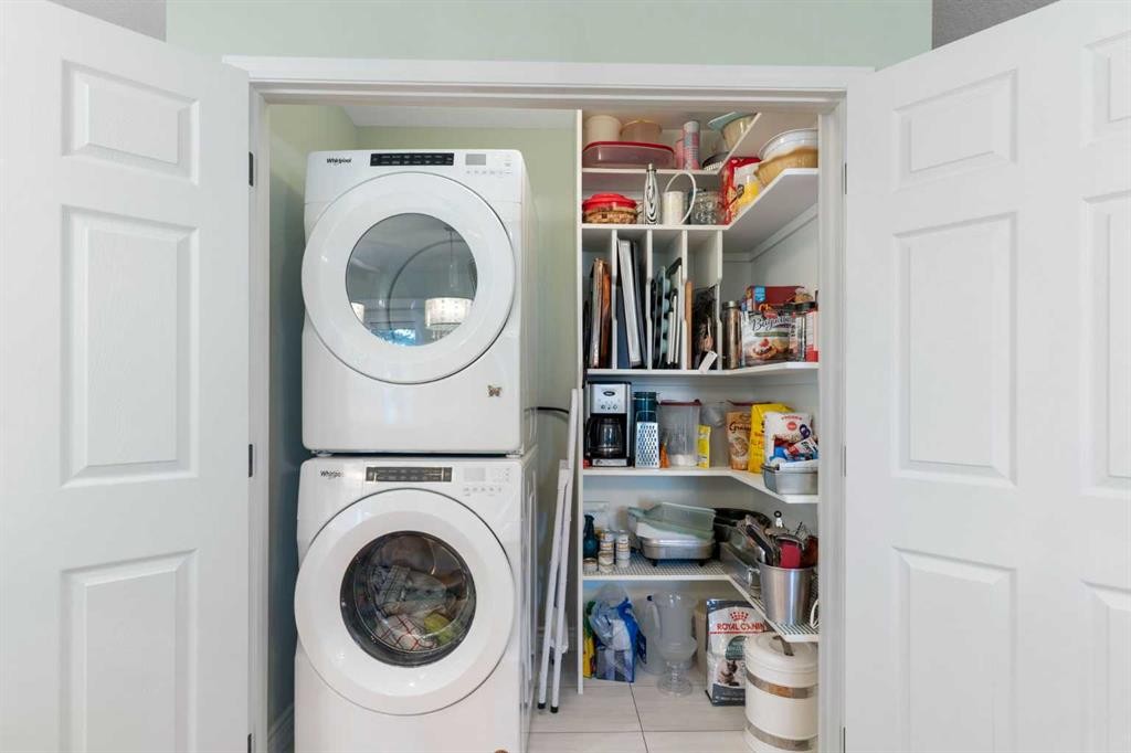 34-118 Strathcona Road, Calgary, AB - Indoor Photo Showing Laundry Room