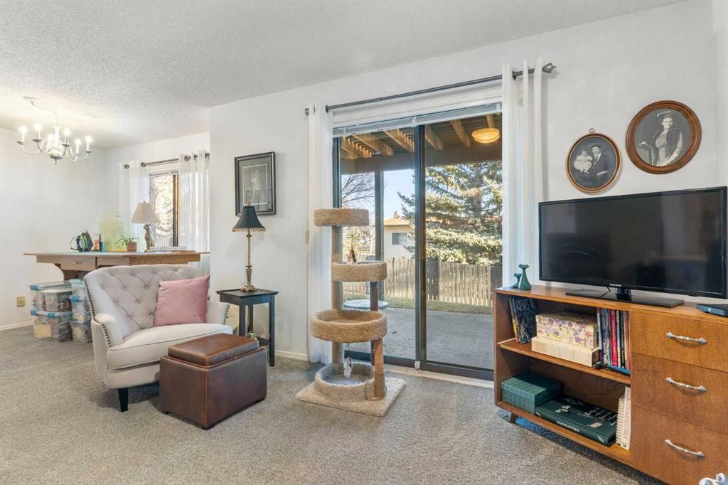 34-118 Strathcona Road, Calgary, AB - Indoor Photo Showing Living Room
