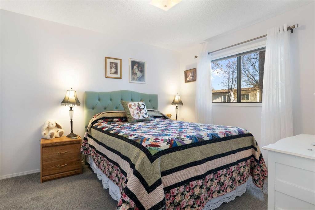 34-118 Strathcona Road, Calgary, AB - Indoor Photo Showing Bedroom