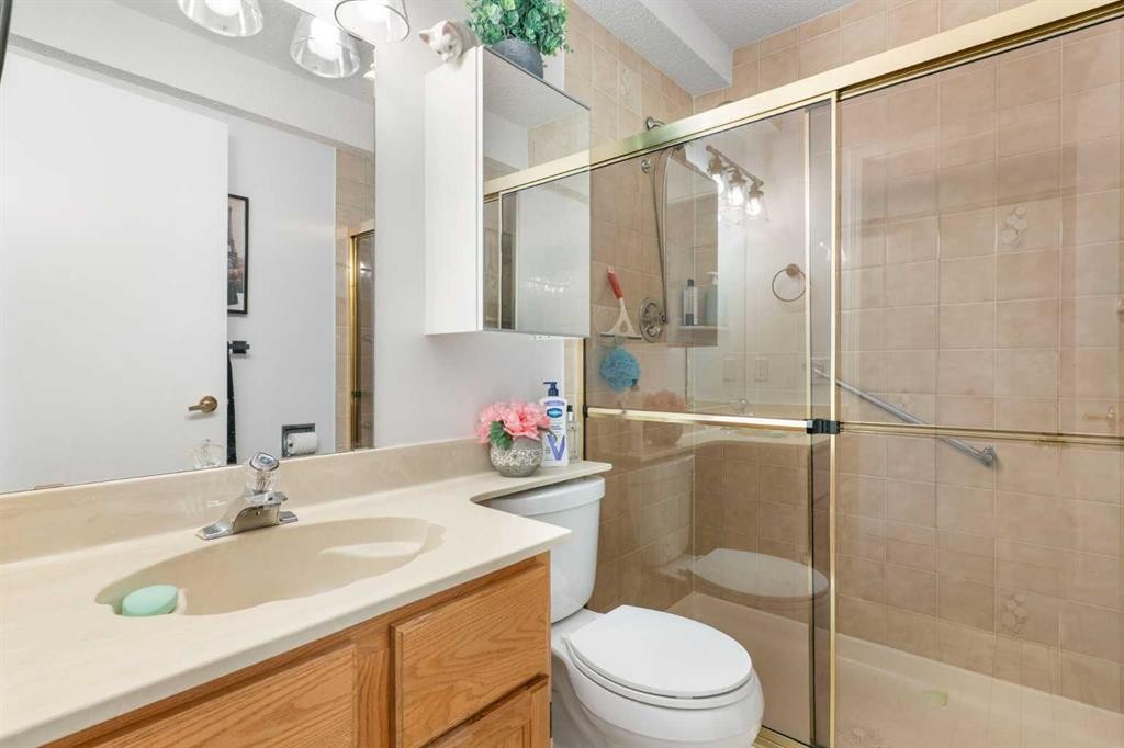 34-118 Strathcona Road, Calgary, AB - Indoor Photo Showing Bathroom
