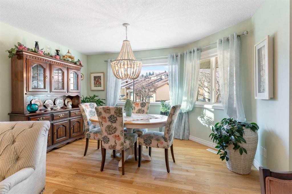 34-118 Strathcona Road, Calgary, AB - Indoor Photo Showing Dining Room