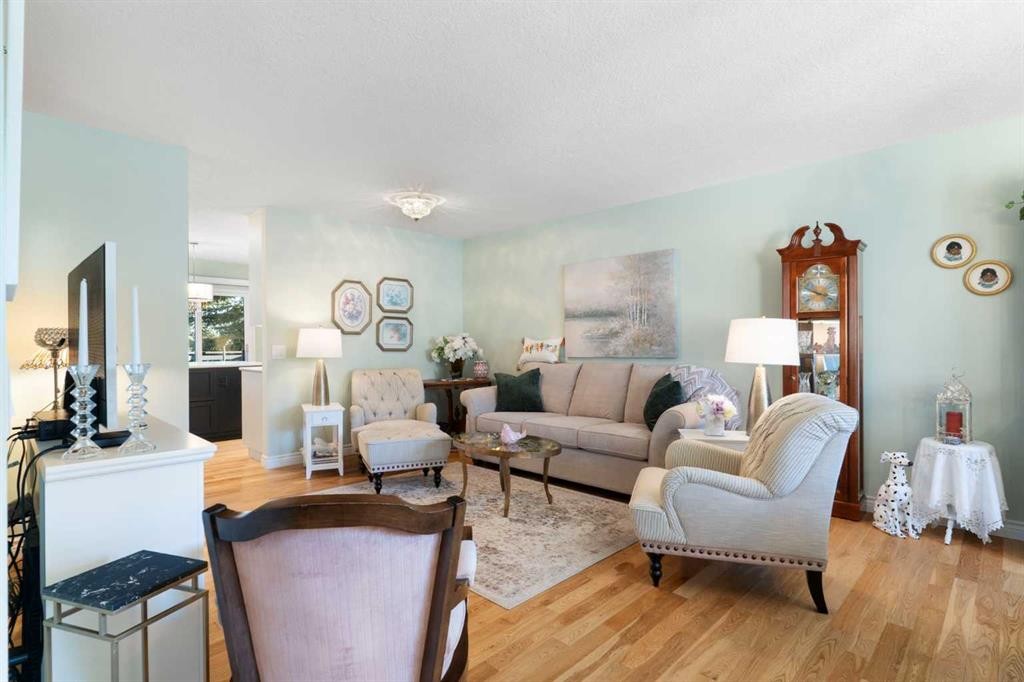 34-118 Strathcona Road, Calgary, AB - Indoor Photo Showing Living Room