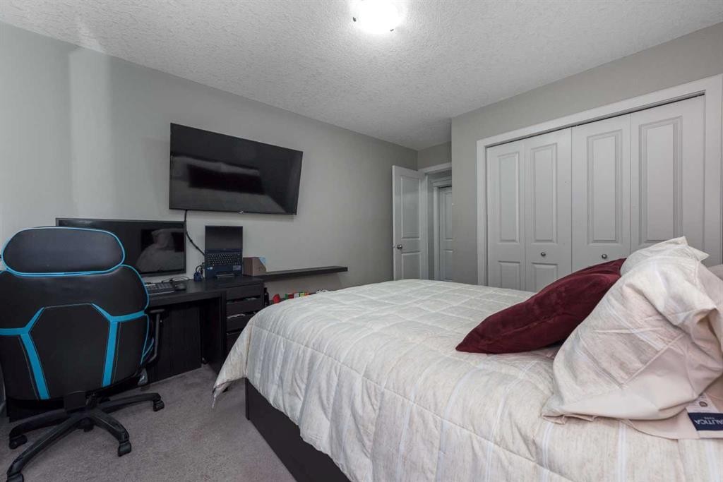76 Evanspark Circle Nw, Calgary, AB - Indoor Photo Showing Bedroom