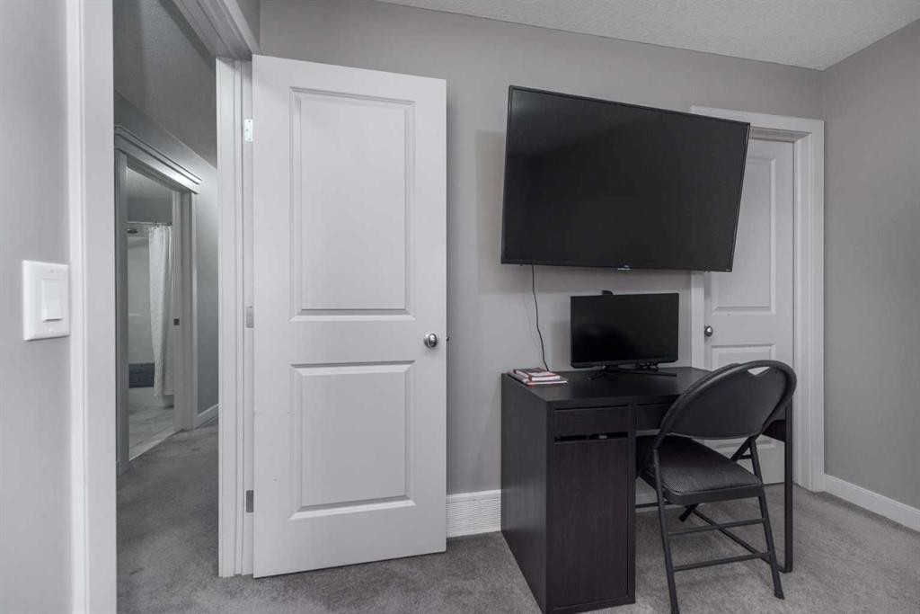 76 Evanspark Circle Nw, Calgary, AB - Indoor Photo Showing Other Room