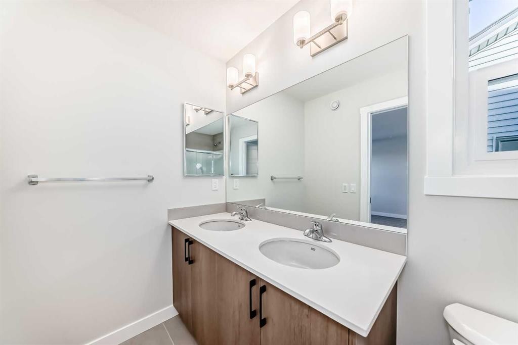 241 Bridgeport Gate, Chestermere, AB - Indoor Photo Showing Bathroom
