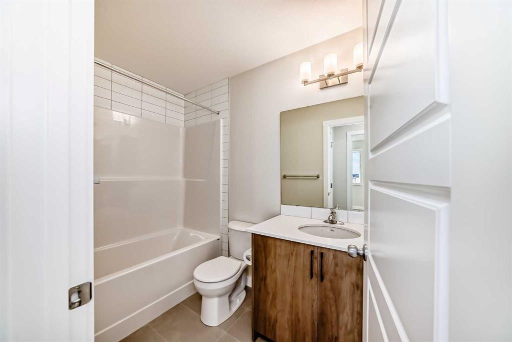 241 Bridgeport Gate, Chestermere, AB - Indoor Photo Showing Bathroom