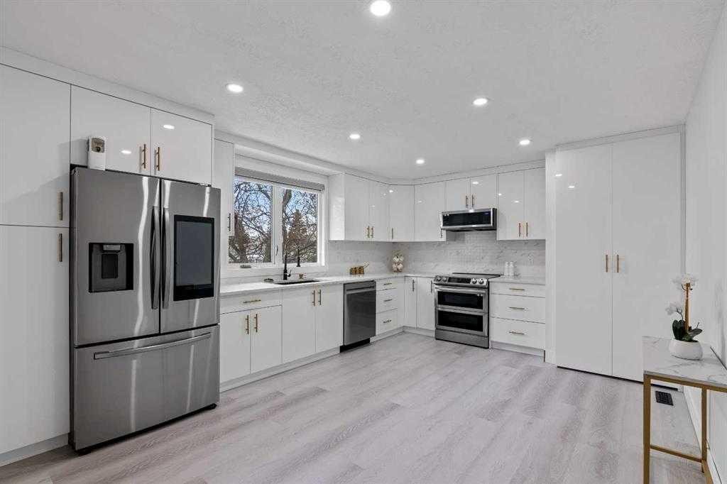 6120 18 Avenue Ne, Calgary, AB - Indoor Photo Showing Kitchen With Upgraded Kitchen