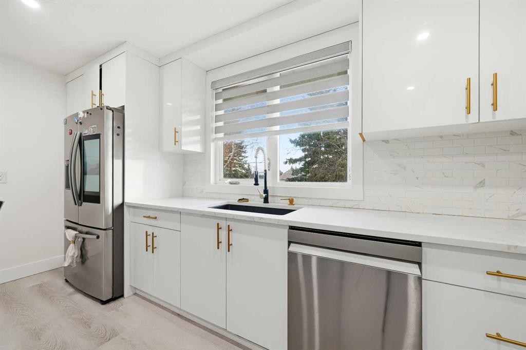 6120 18 Avenue Ne, Calgary, AB - Indoor Photo Showing Kitchen