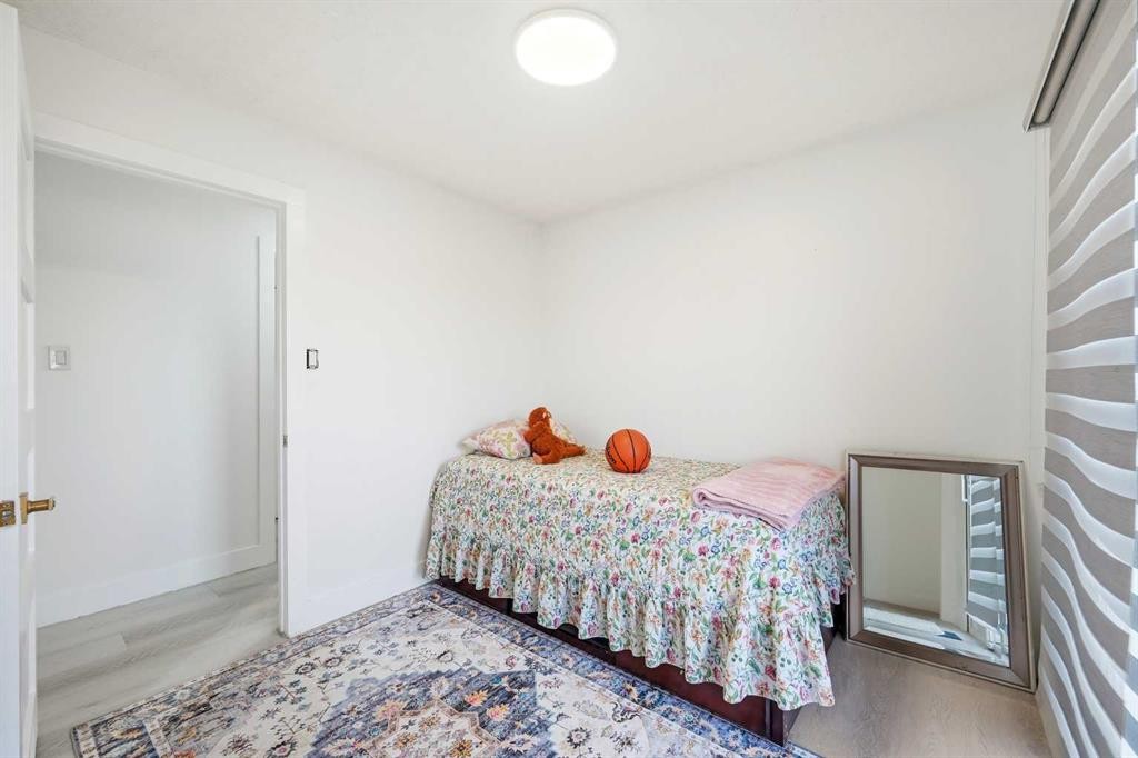 6120 18 Avenue Ne, Calgary, AB - Indoor Photo Showing Bedroom