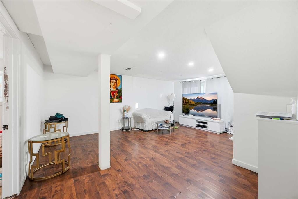 6120 18 Avenue Ne, Calgary, AB - Indoor Photo Showing Other Room