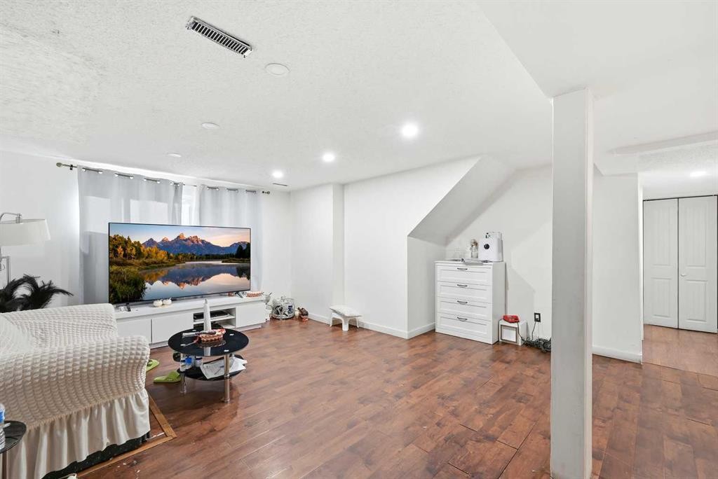 6120 18 Avenue Ne, Calgary, AB - Indoor