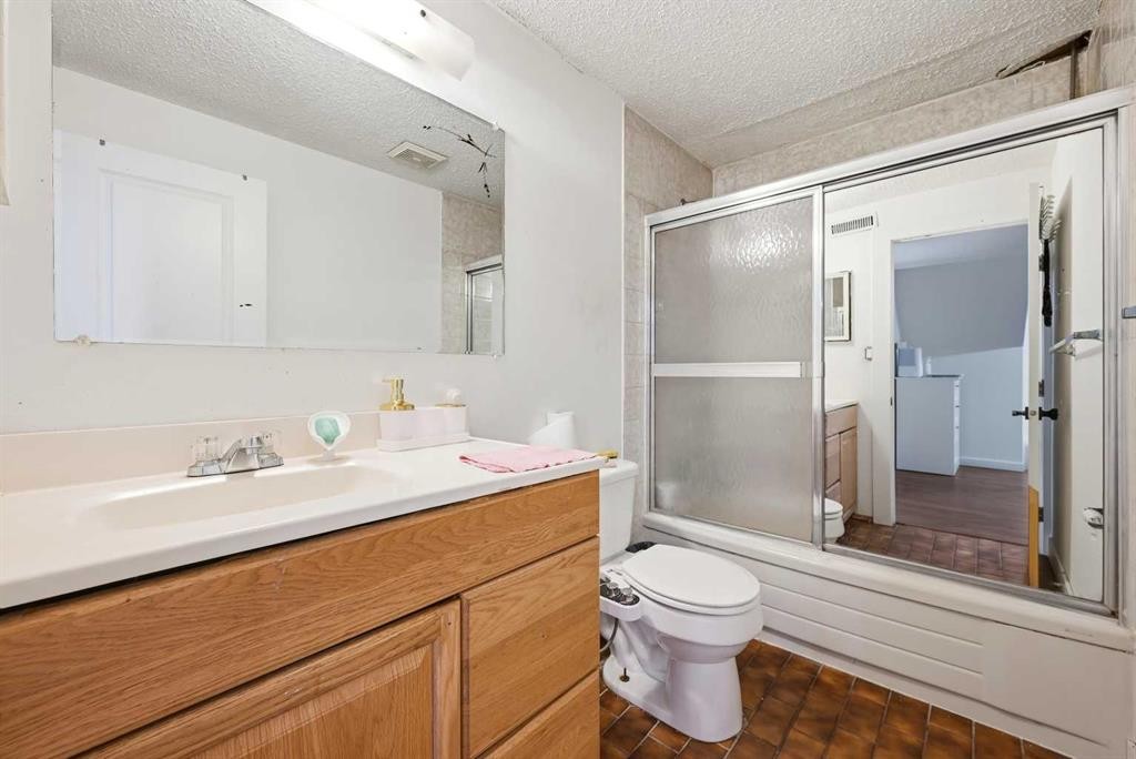 6120 18 Avenue Ne, Calgary, AB - Indoor Photo Showing Bathroom