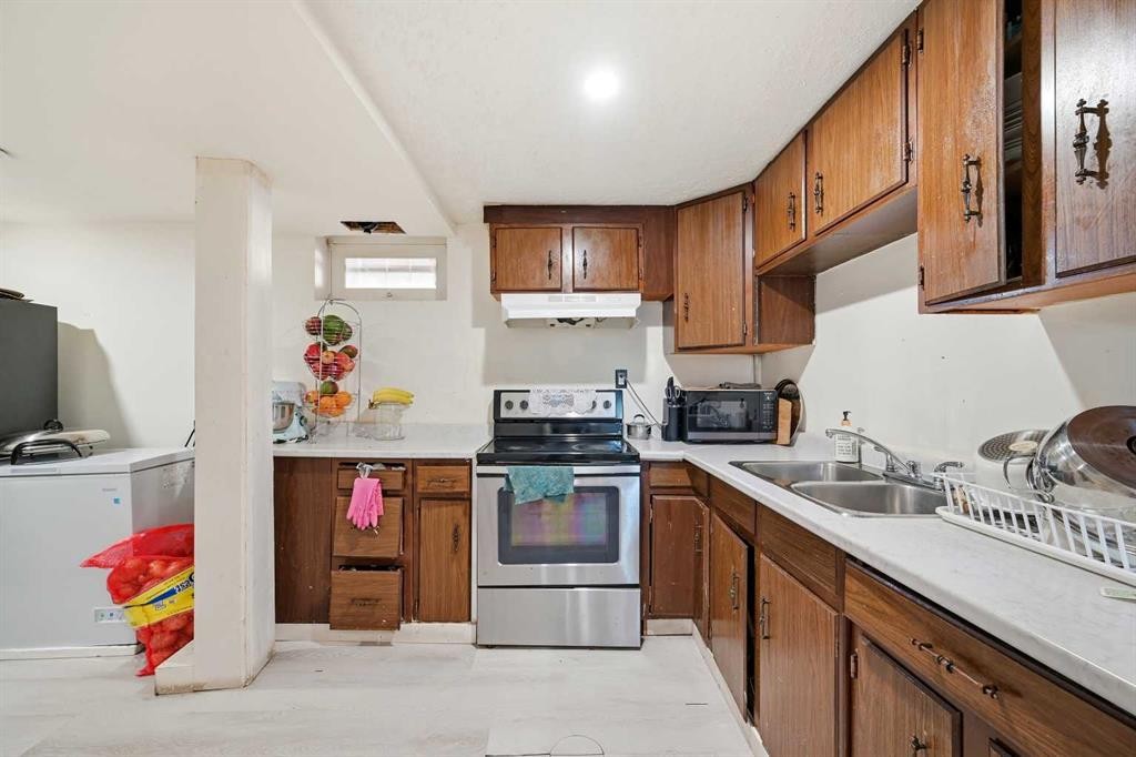 6120 18 Avenue Ne, Calgary, AB - Indoor Photo Showing Kitchen With Double Sink