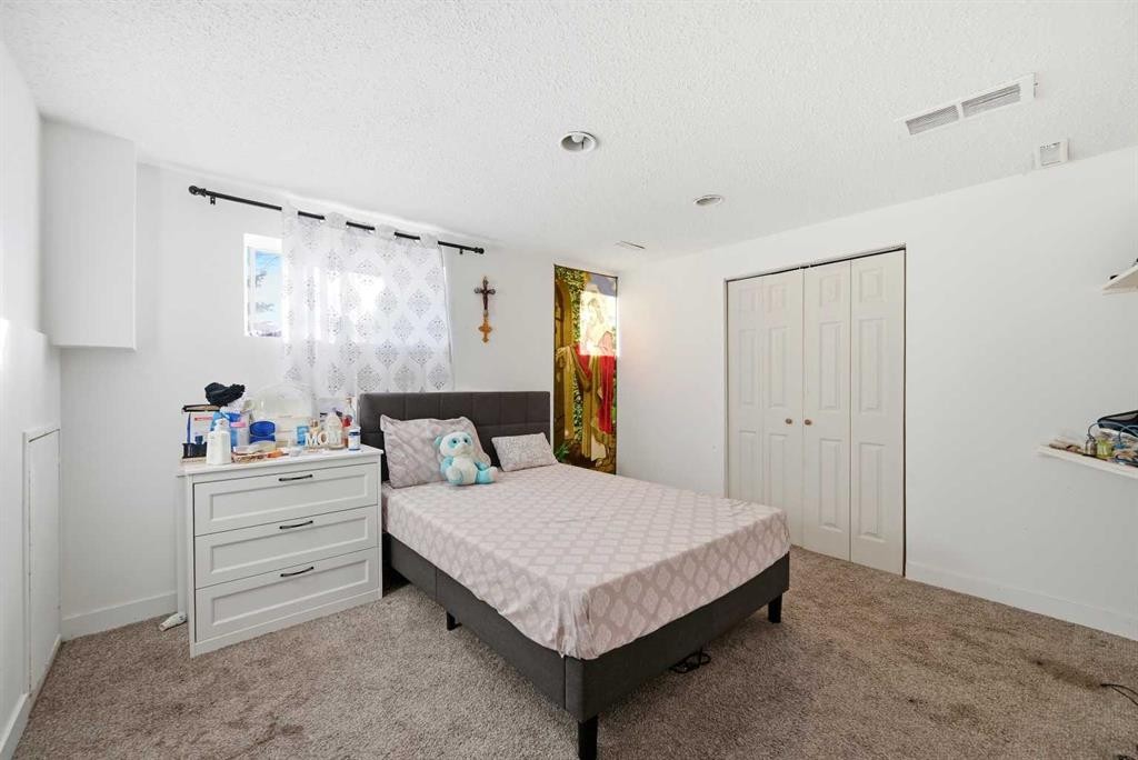 6120 18 Avenue Ne, Calgary, AB - Indoor Photo Showing Bedroom